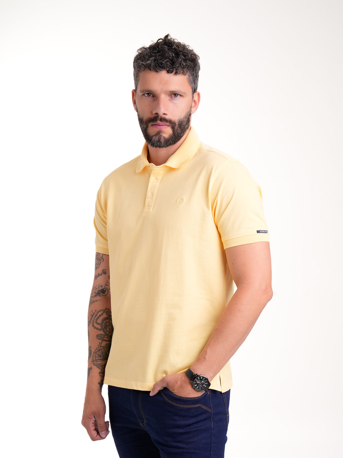 Polo de hombre amarillo, vista adicional