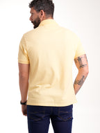 Polo de hombre amarillo, vista adicional