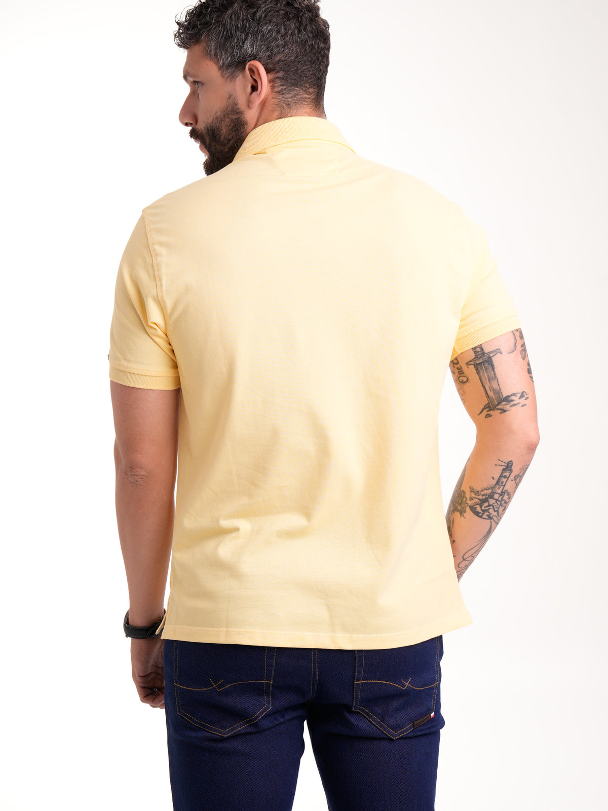 Polo de hombre amarillo, vista adicional