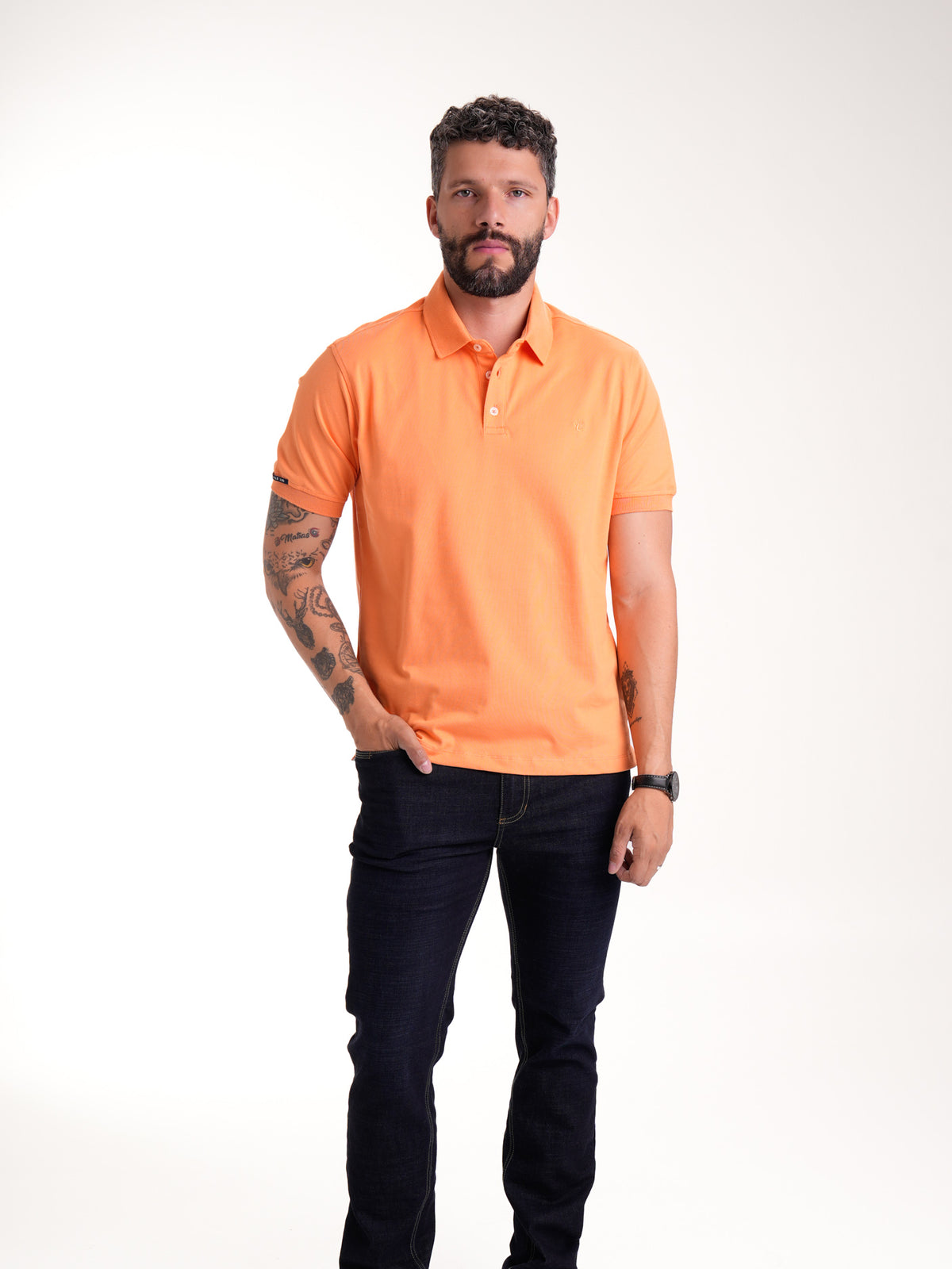 Polo de hombre naranja, vista frontal