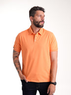 Polo de hombre naranja, vista adicional