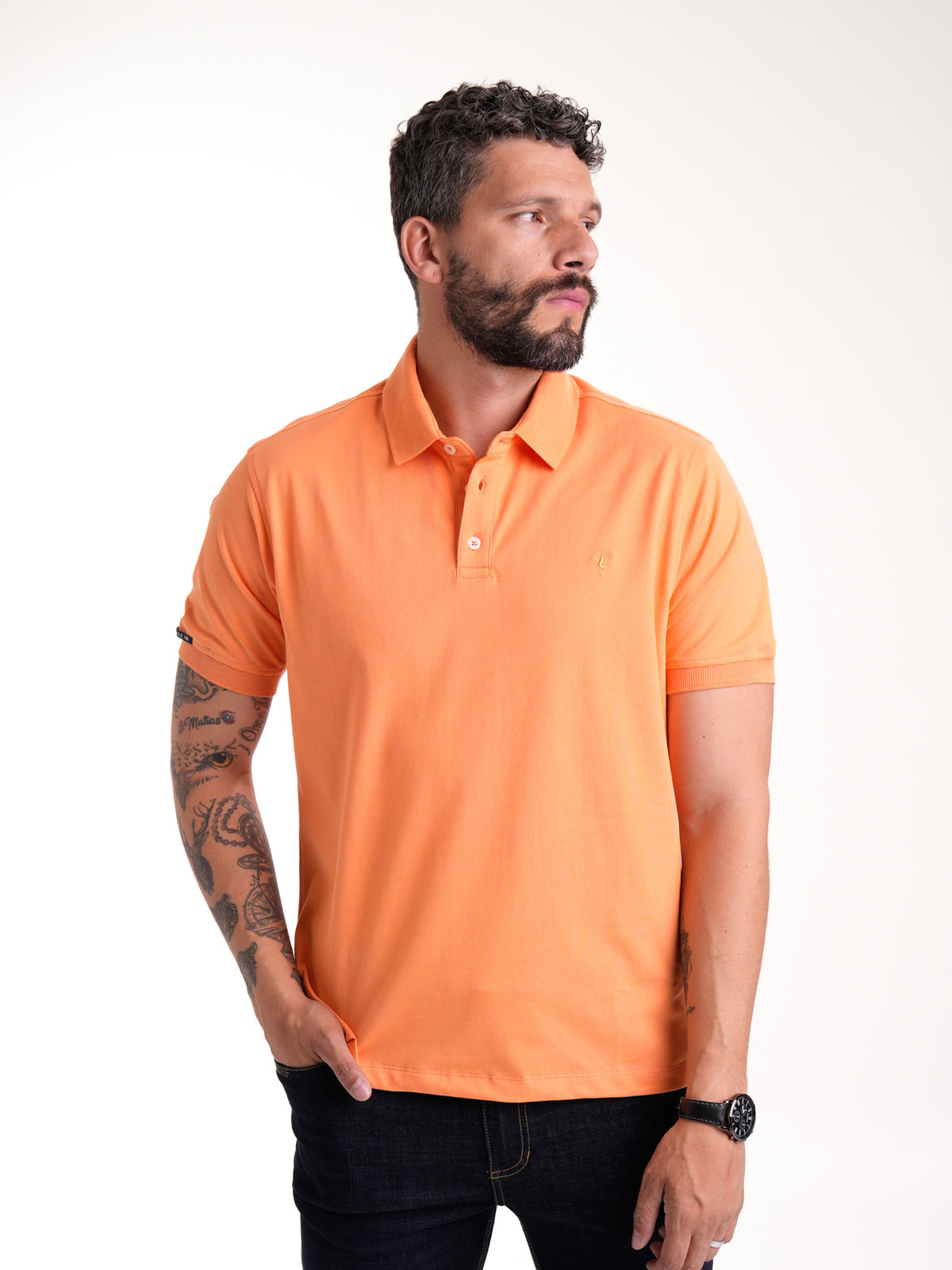 Polo de hombre naranja, vista adicional