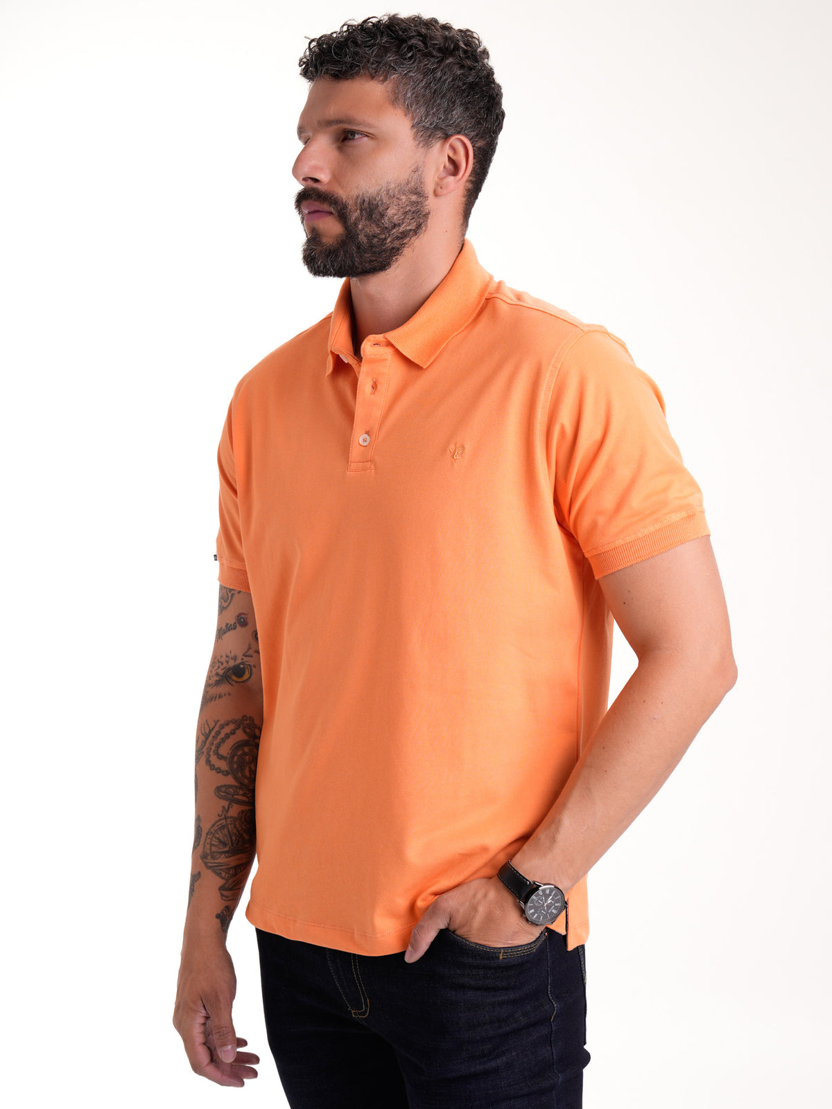 Polo de hombre naranja, vista adicional