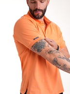 Polo de hombre naranja, vista adicional