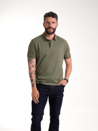 Polo de hombre verde militar, vista frontal