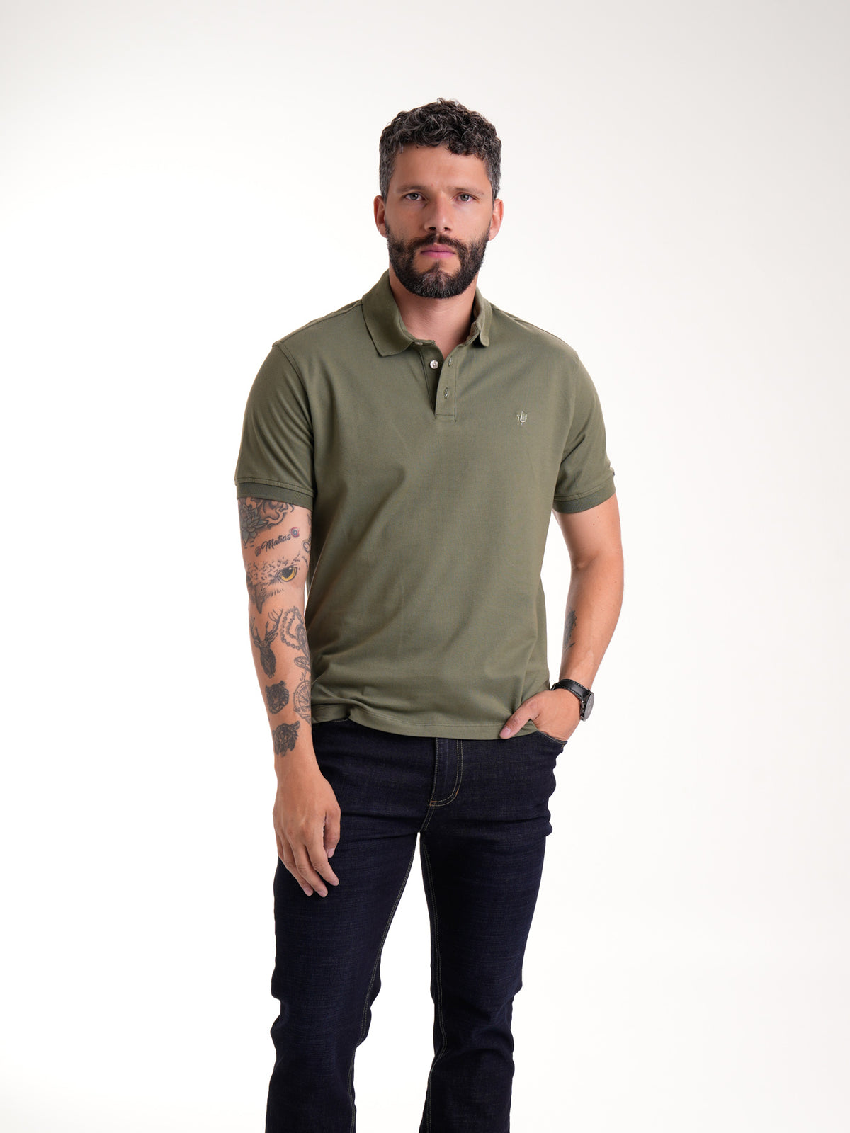Polo de hombre verde militar, vista frontal