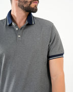 Polo Masculino Manga Corta | Algodón Premium Gris Melange con Ribete Marino