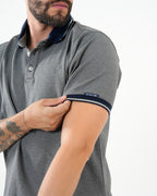 Polo Masculino Manga Corta | Algodón Premium Gris Melange con Ribete Marino