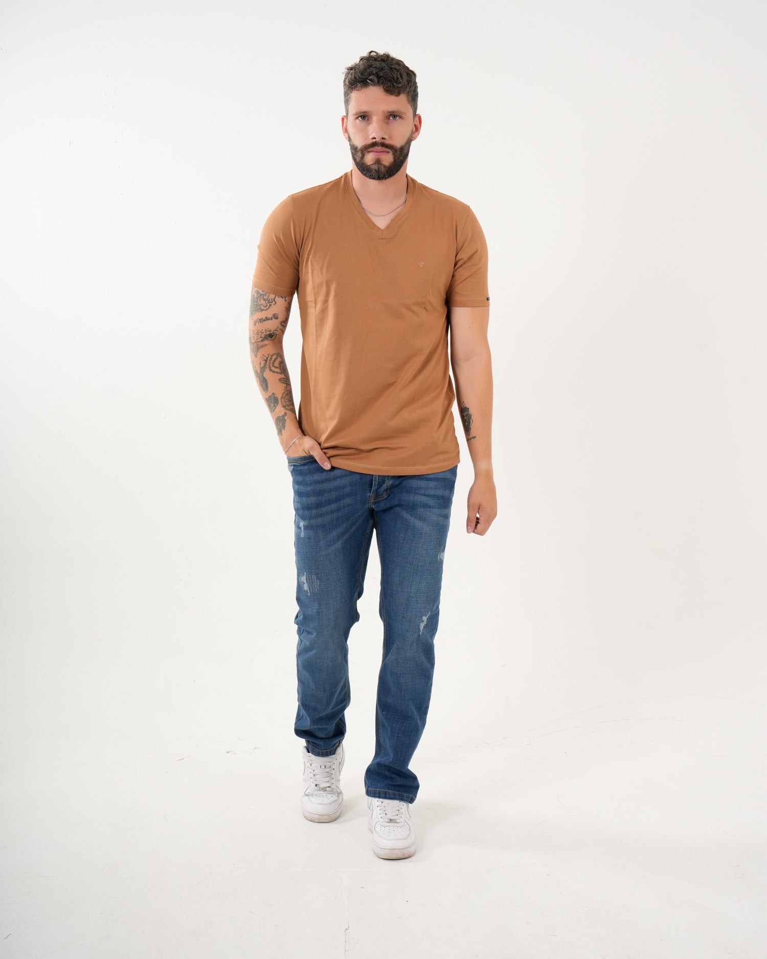 Camiseta Masculina Manga Corta | Algodón Premium Camel Escote V