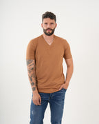 Camiseta Masculina Manga Corta | Algodón Premium Camel Escote V