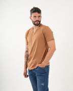 Camiseta Masculina Manga Corta | Algodón Premium Camel Escote V