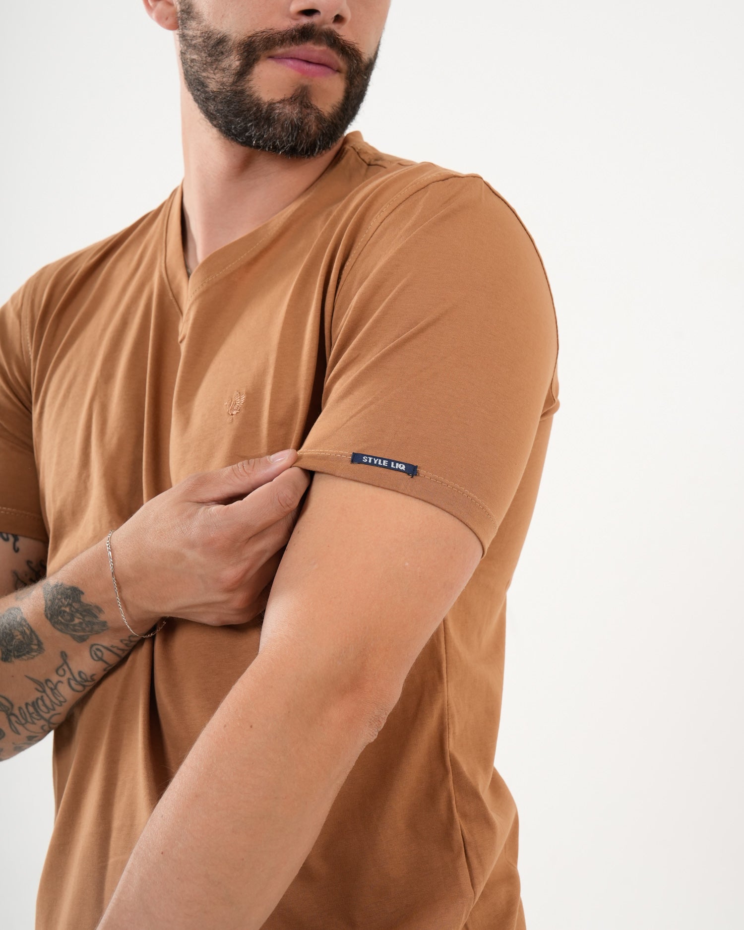 Camiseta Masculina Manga Corta | Algodón Premium Camel Escote V