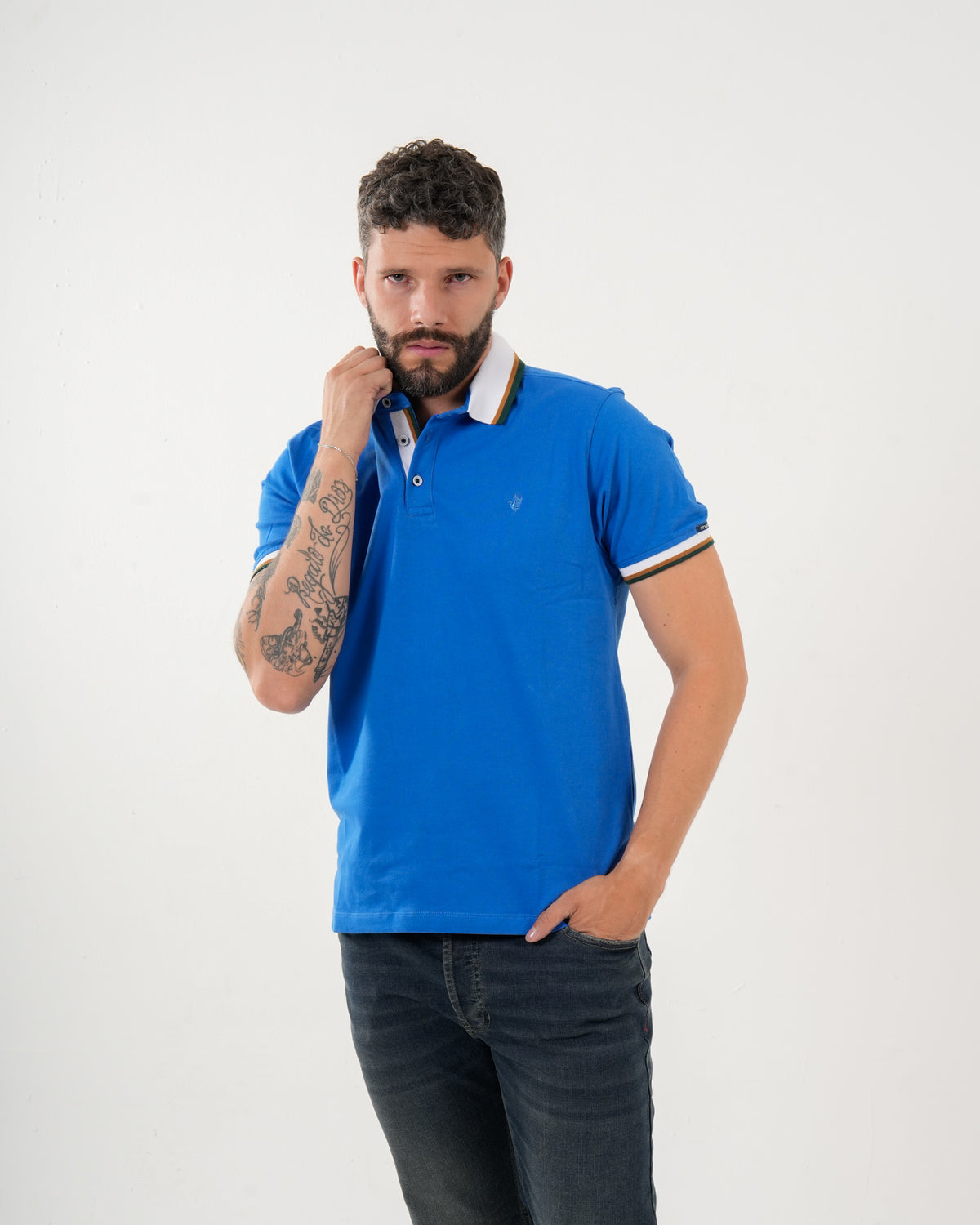 Polo Masculino Manga Corta | Algodón Premium Azul Royal con Ribetes Multicolor