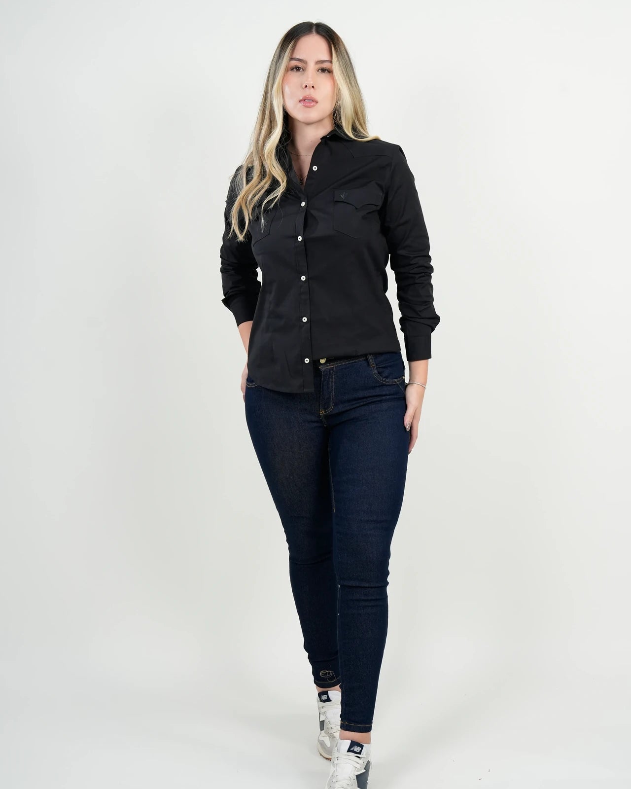 Camisa Mujer Negra Clásica "Midnight Elegance"