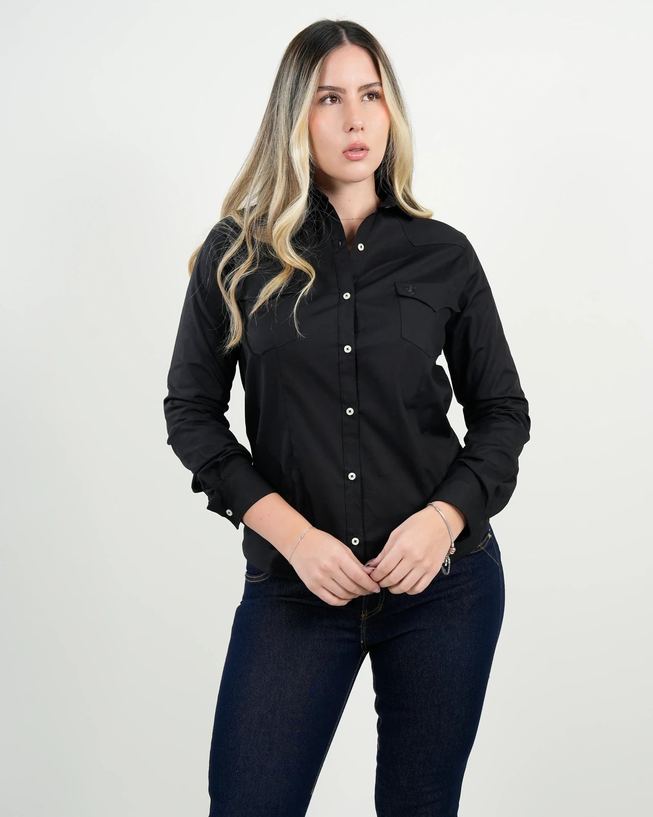 Camisa Mujer Negra Clásica "Midnight Elegance"