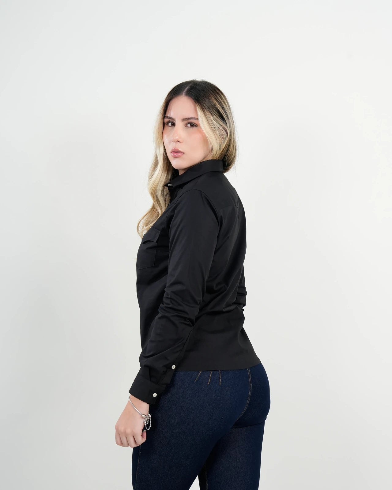 Camisa Mujer Negra Clásica "Midnight Elegance"