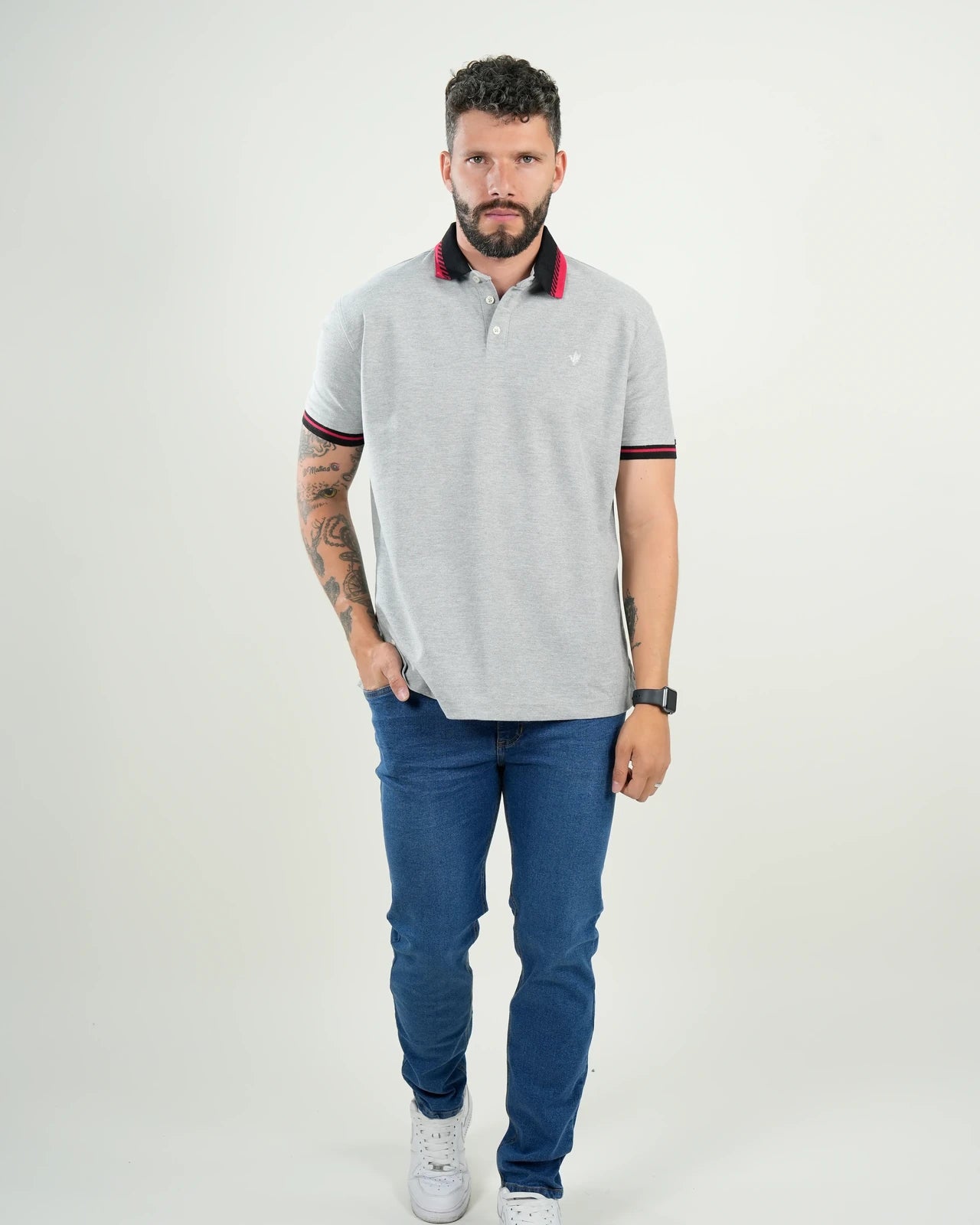 Polo Mayfair Gris Claro con Ribetes Negro & Carmesí