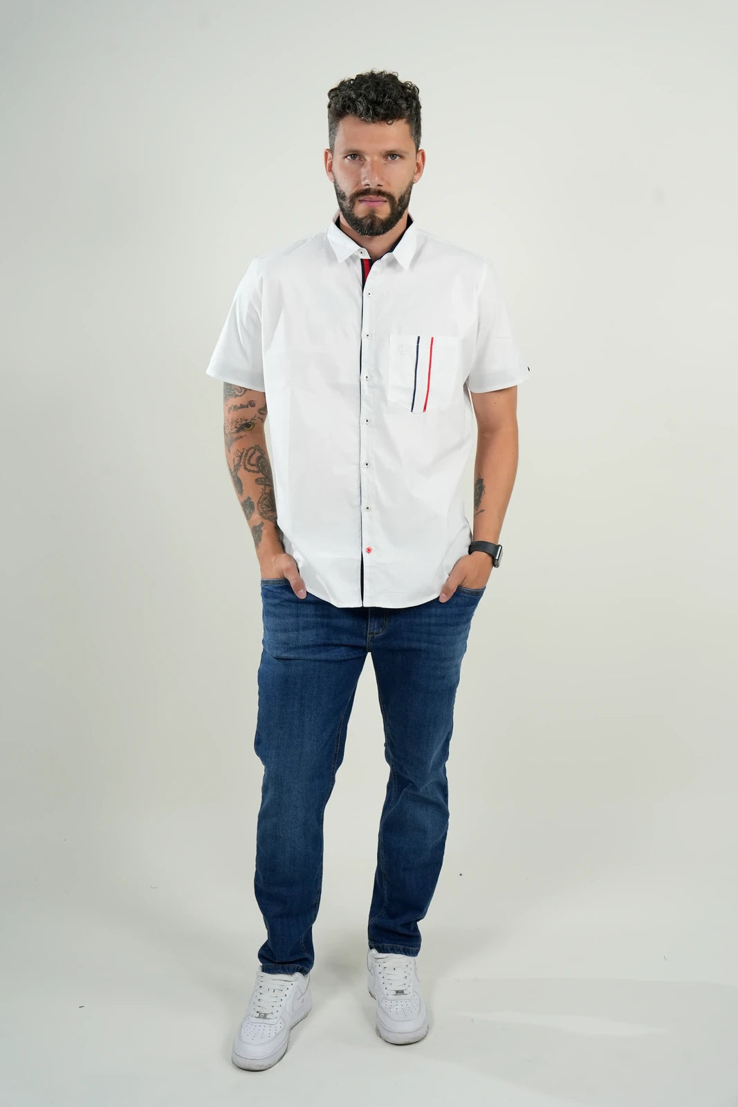 Camisa Blanca de Manga Corta con Detalles Tricolor