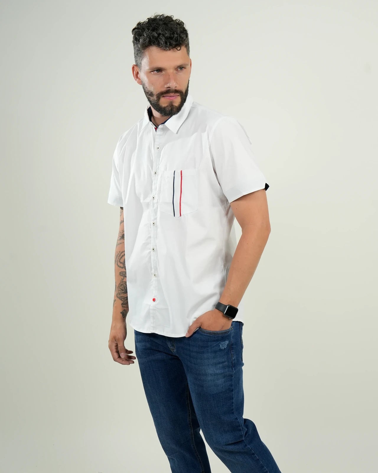 Camisa Blanca de Manga Corta con Detalles Tricolor