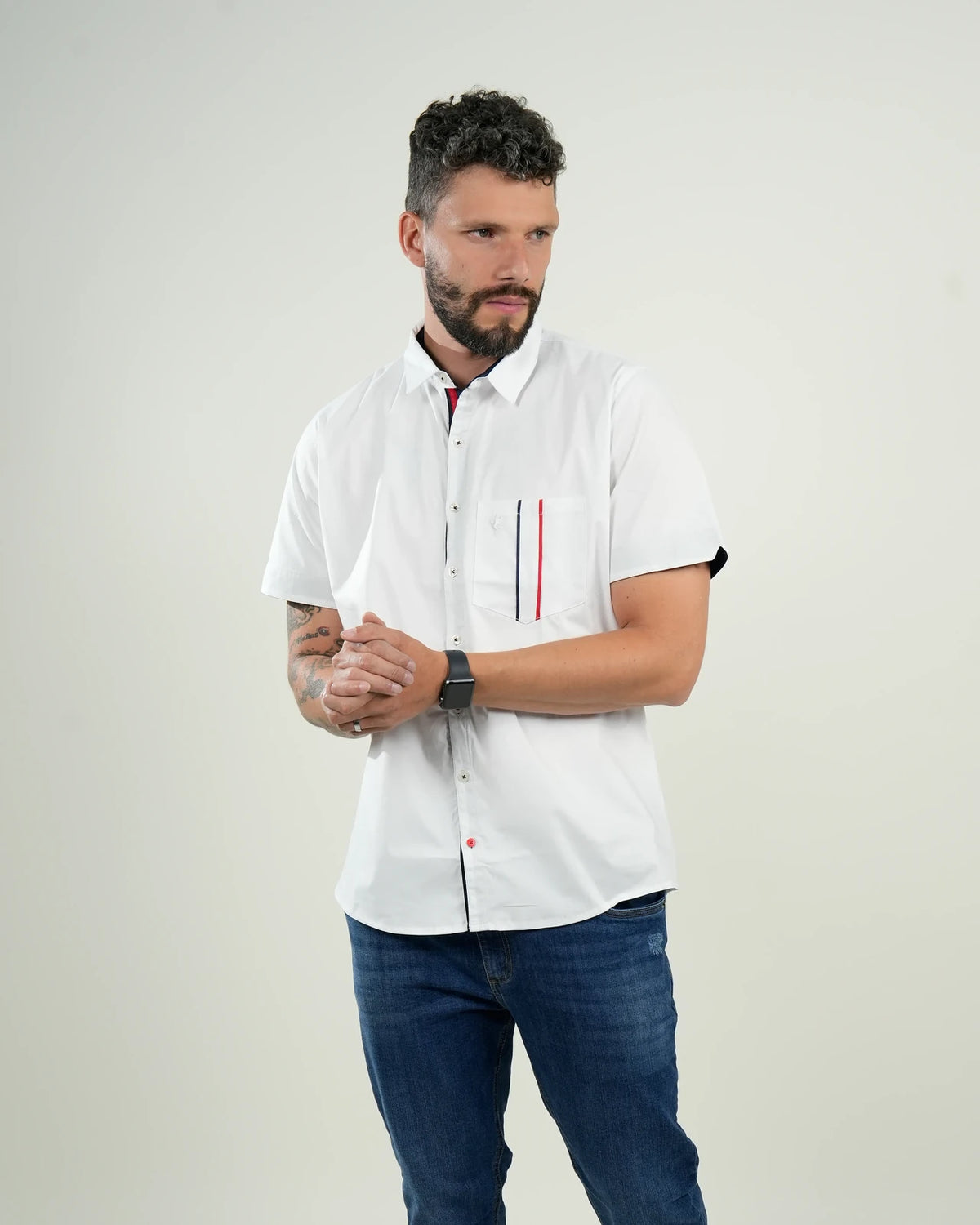 Camisa Blanca de Manga Corta con Detalles Tricolor