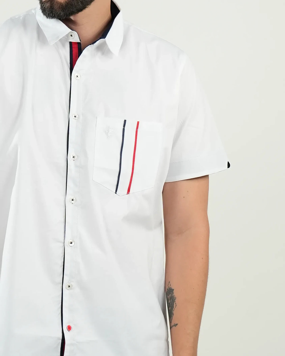 Camisa Blanca de Manga Corta con Detalles Tricolor