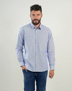 Camisa de vestir azul celeste con bolsillo frontal