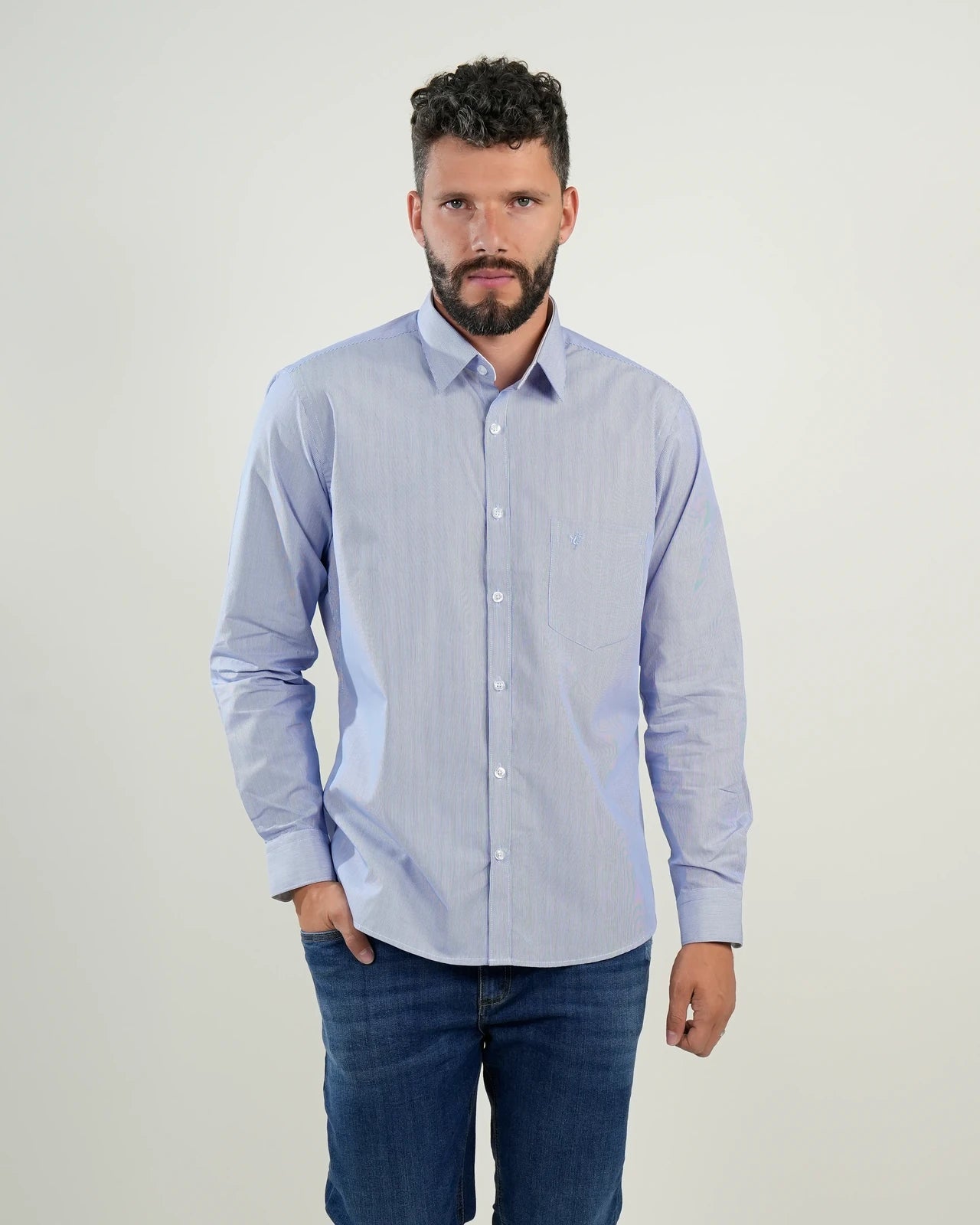 Camisa de vestir azul celeste con bolsillo frontal