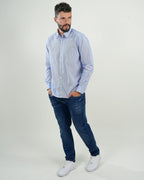 Camisa de vestir azul celeste con bolsillo frontal