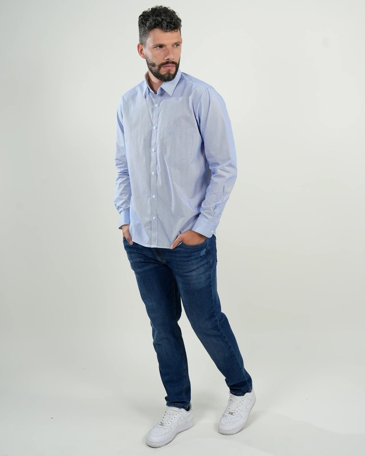 Camisa de vestir azul celeste con bolsillo frontal