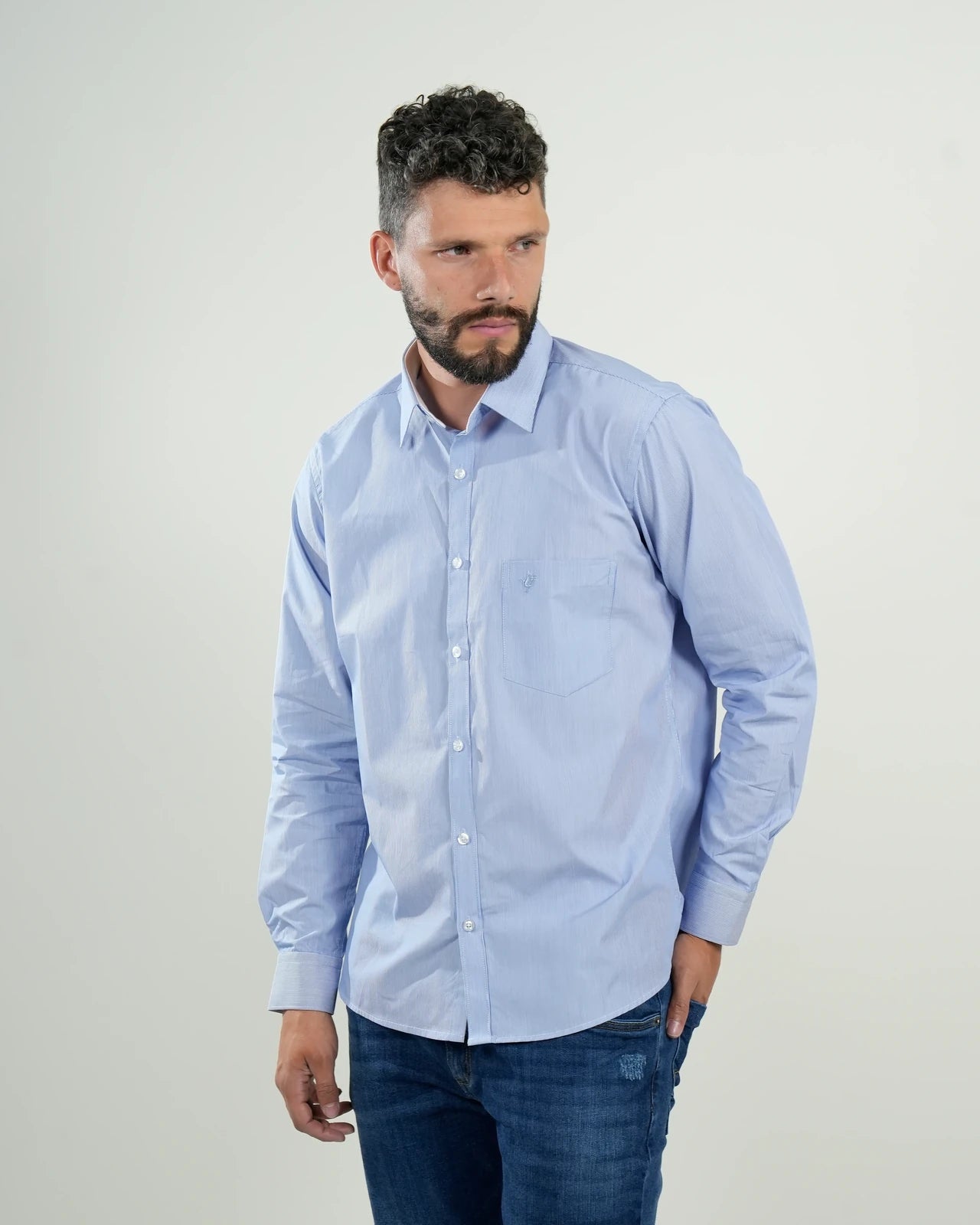 Camisa de vestir azul celeste con bolsillo frontal