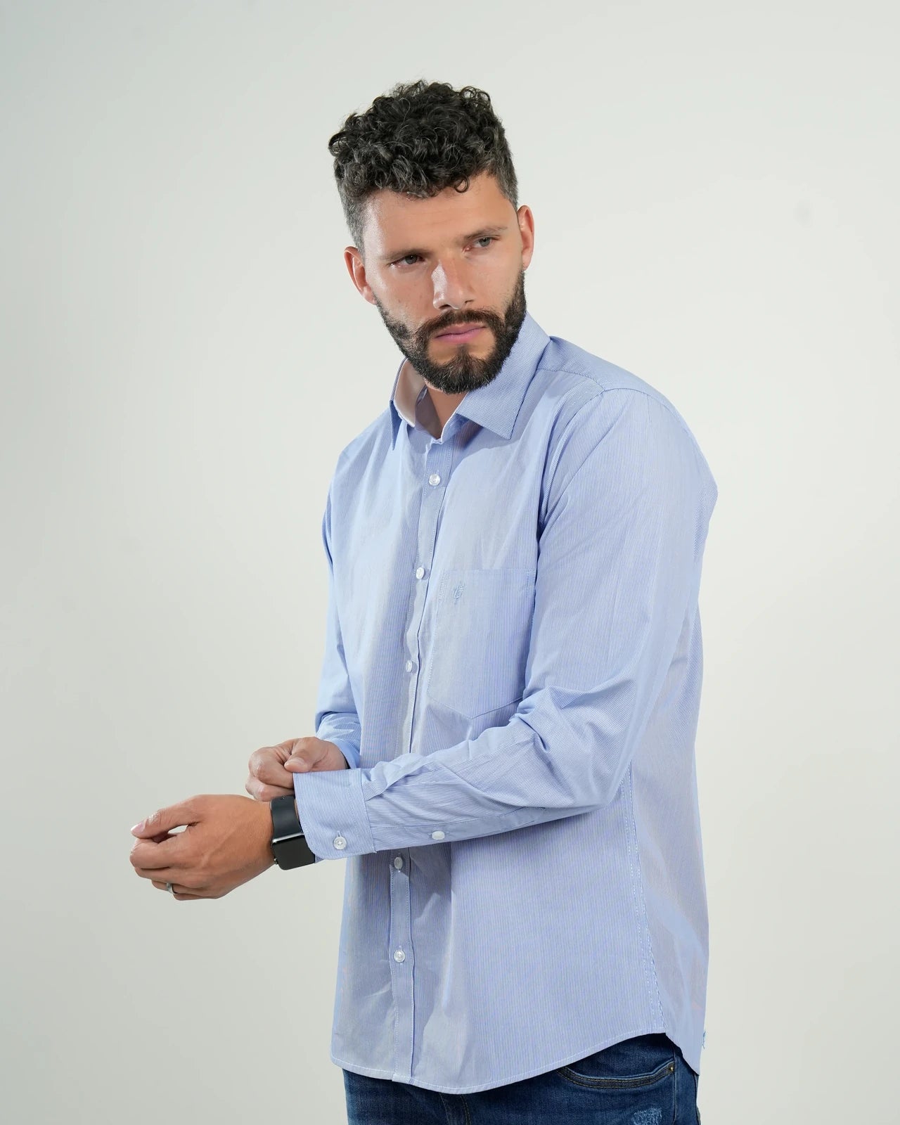 Camisa de vestir azul celeste con bolsillo frontal
