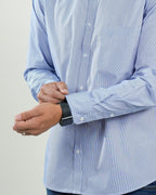 Camisa de vestir azul celeste con bolsillo frontal