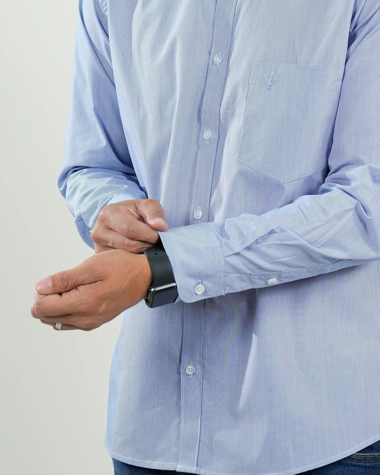 Camisa de vestir azul celeste con bolsillo frontal