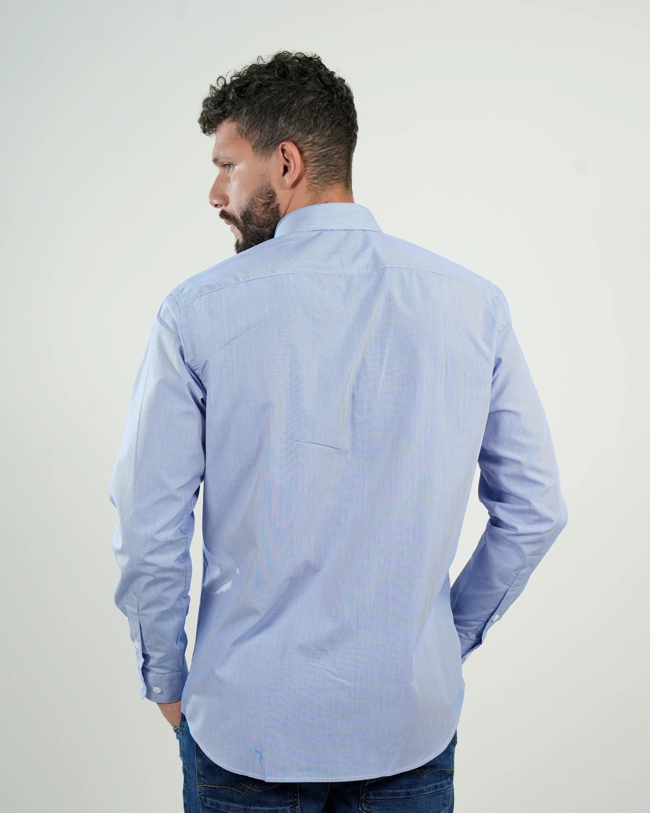 Camisa de vestir azul celeste con bolsillo frontal