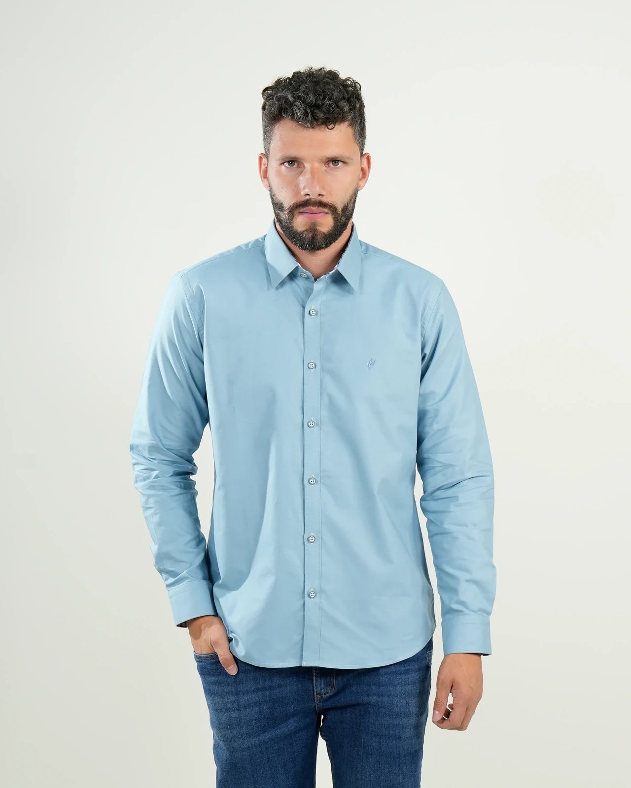 Camisa celeste lisa con cuello interno a cuadros