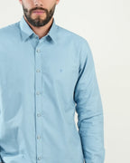 Camisa celeste lisa con cuello interno a cuadros