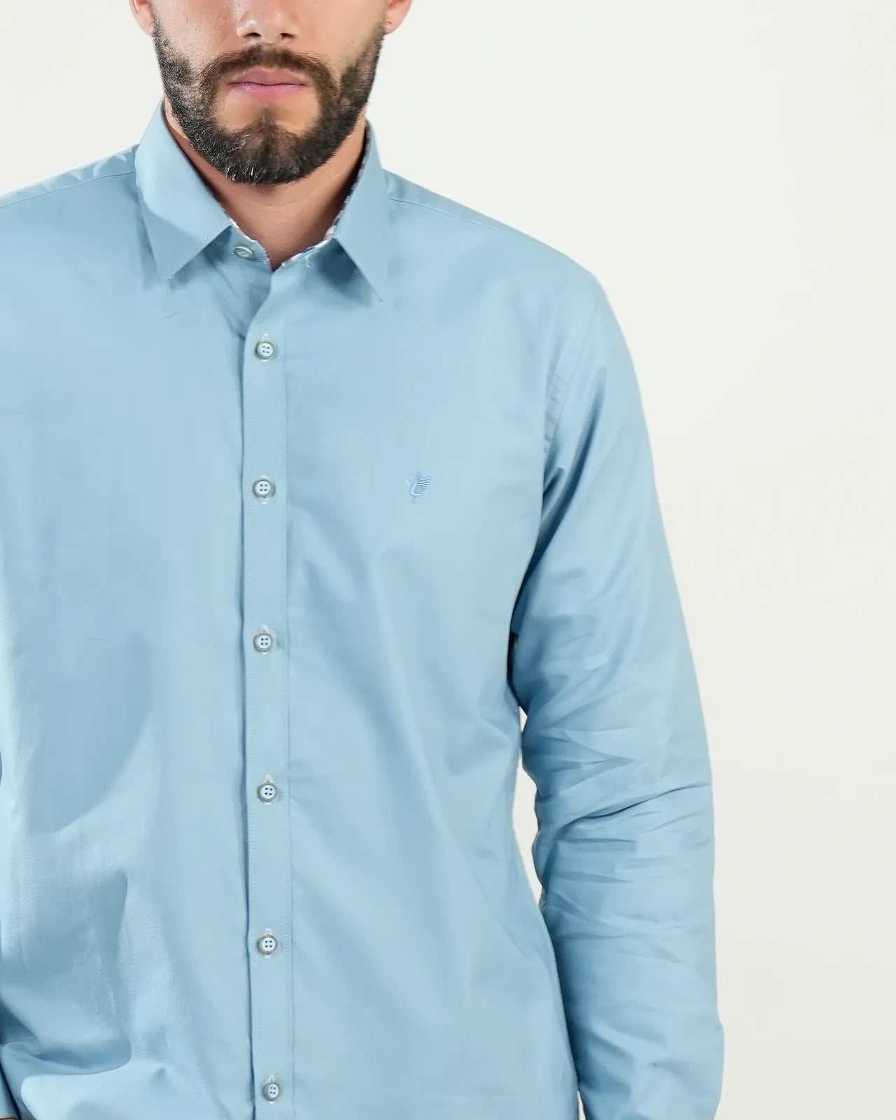 Camisa celeste lisa con cuello interno a cuadros