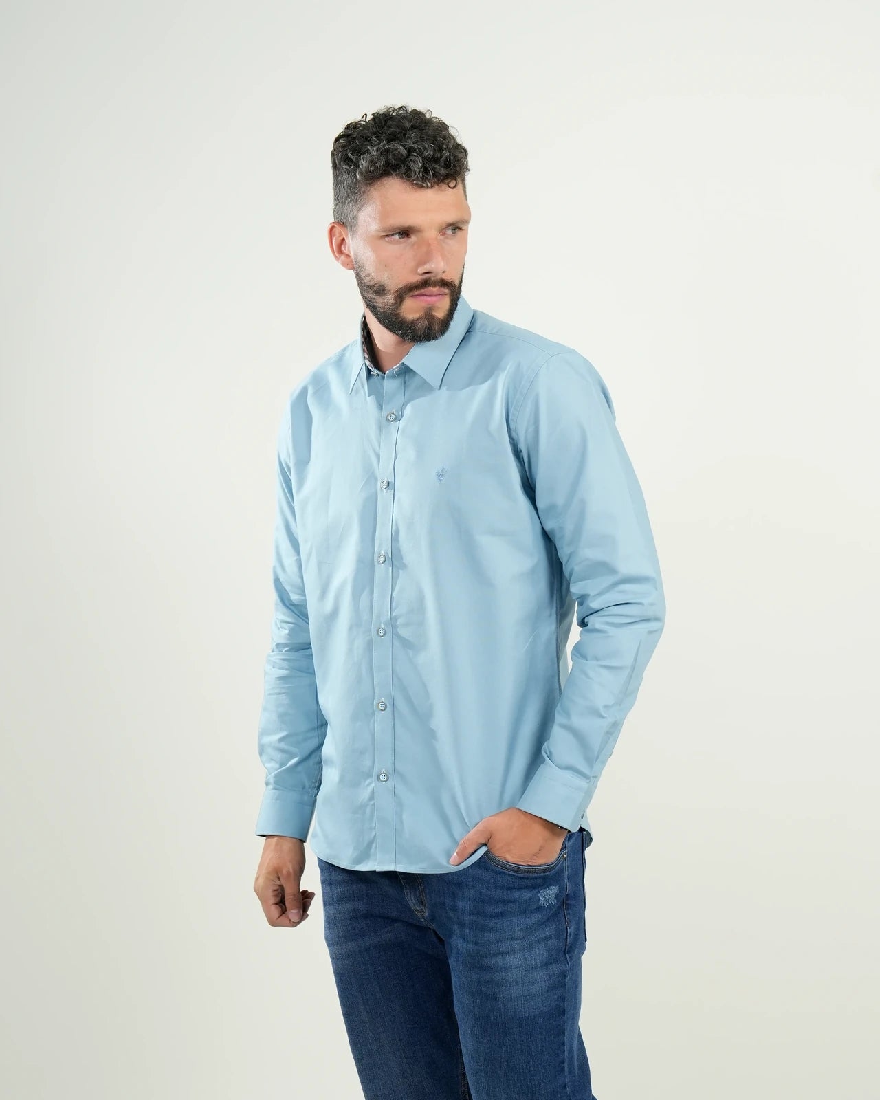 Camisa celeste lisa con cuello interno a cuadros