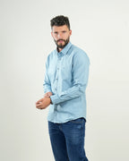 Camisa celeste lisa con cuello interno a cuadros