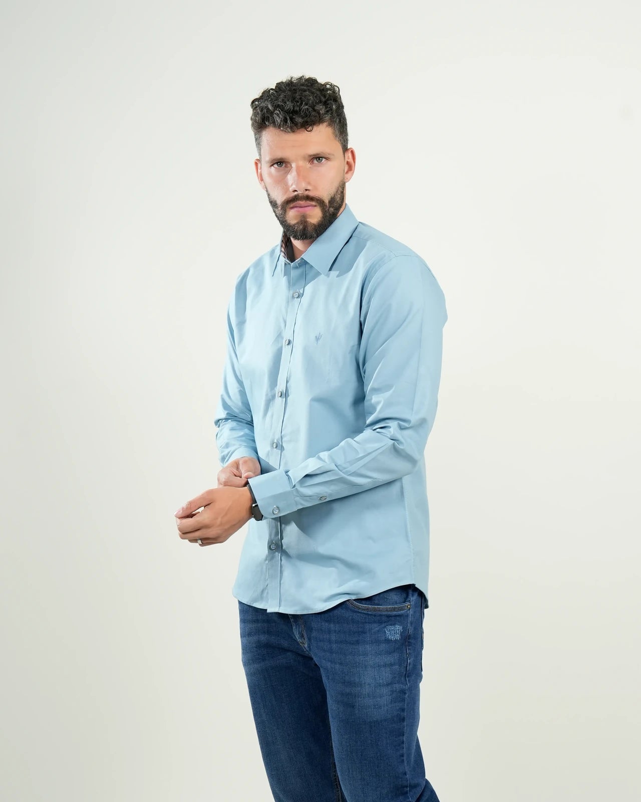 Camisa celeste lisa con cuello interno a cuadros