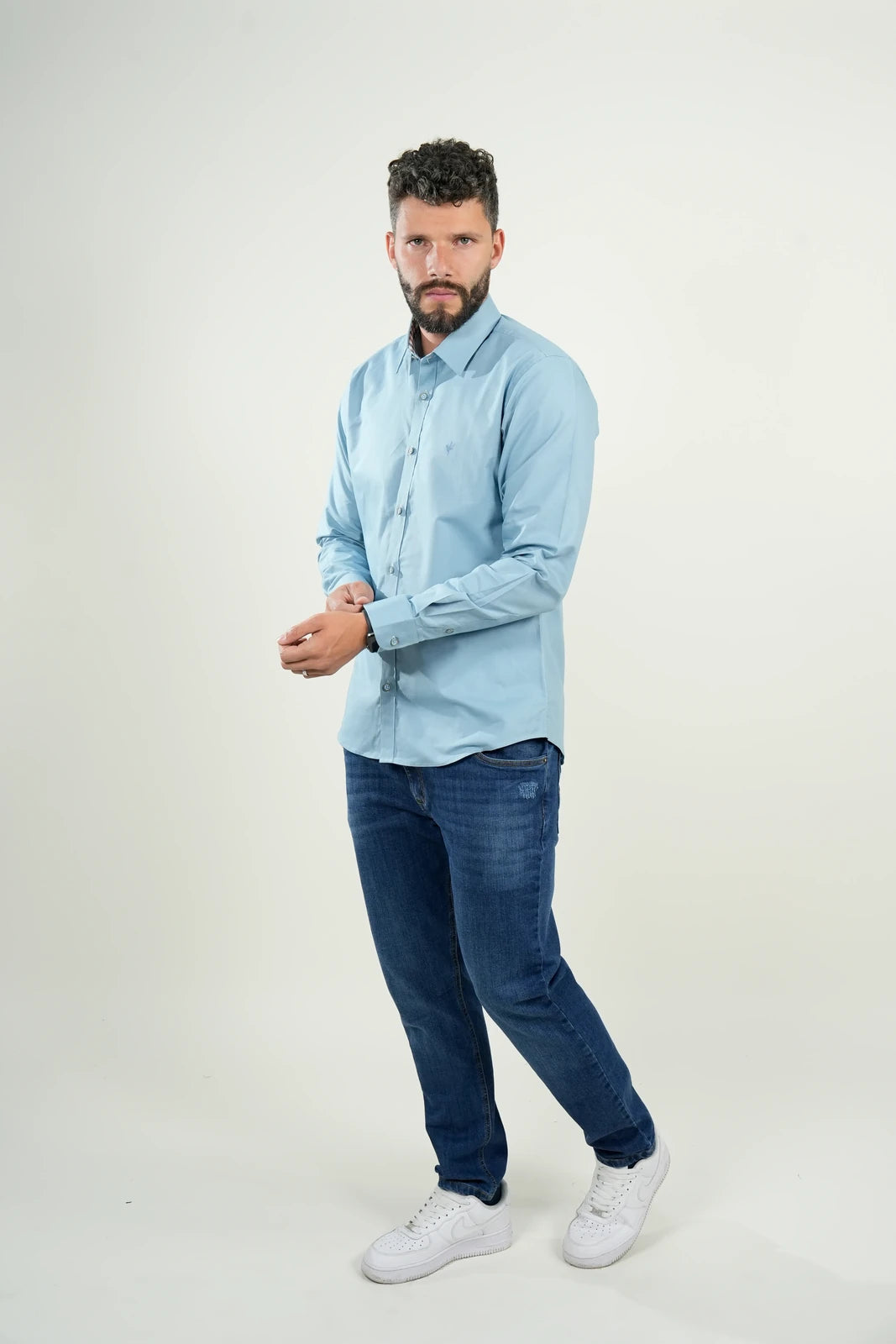 Camisa celeste lisa con cuello interno a cuadros