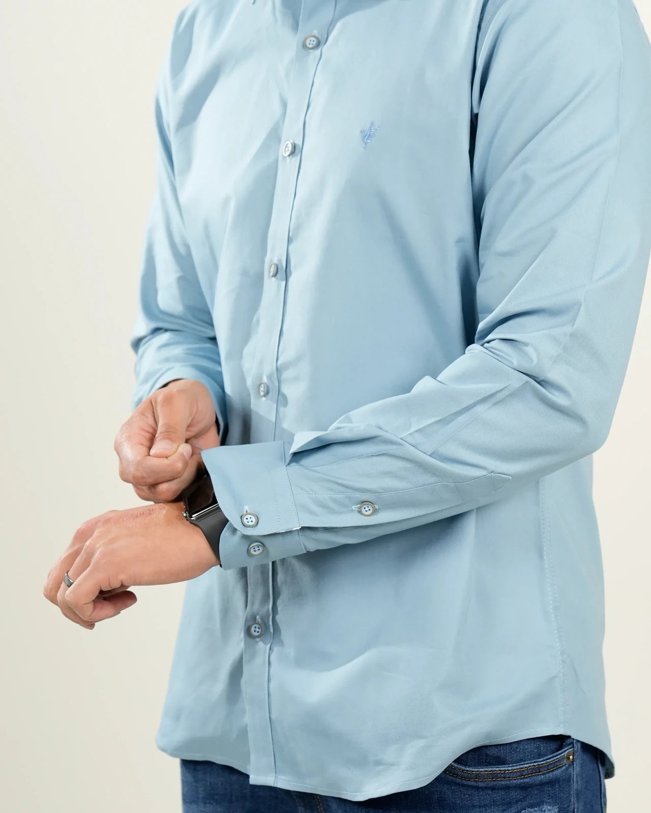 Camisa celeste lisa con cuello interno a cuadros