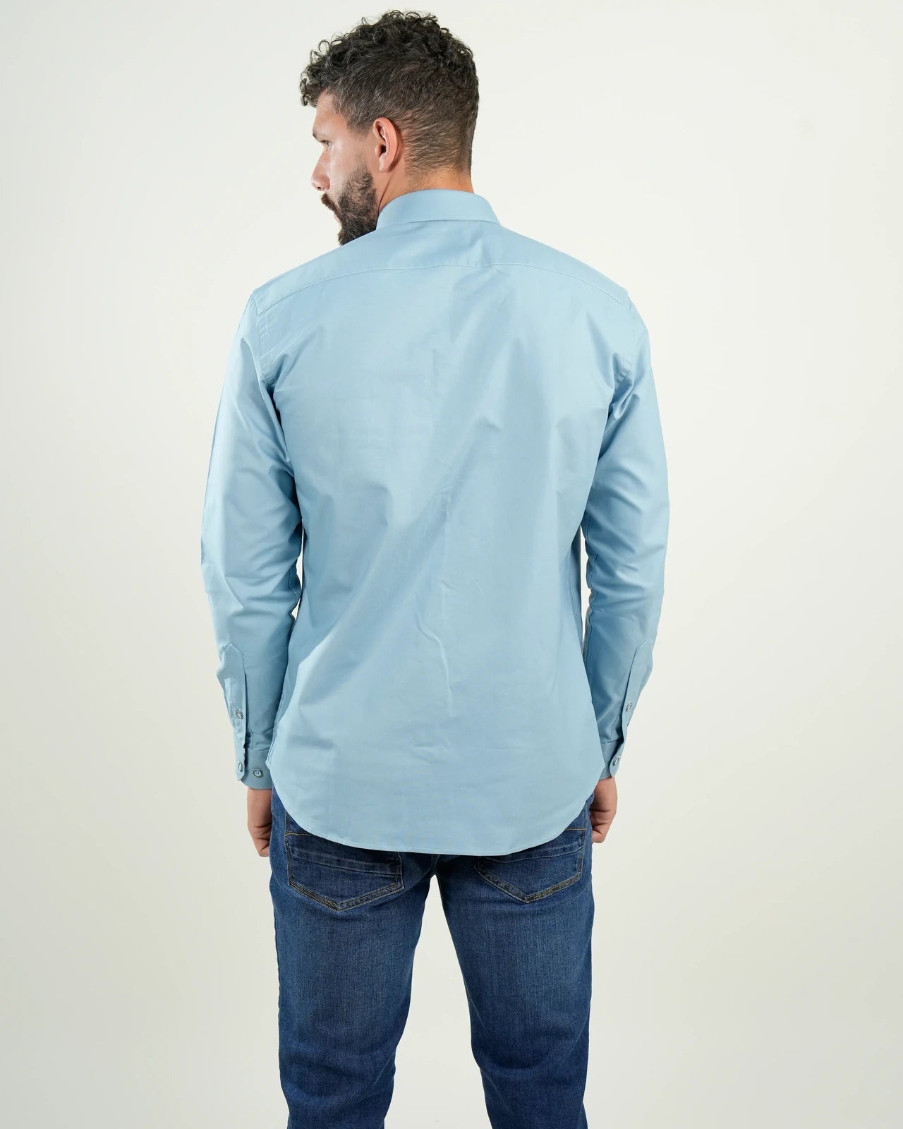 Camisa celeste lisa con cuello interno a cuadros