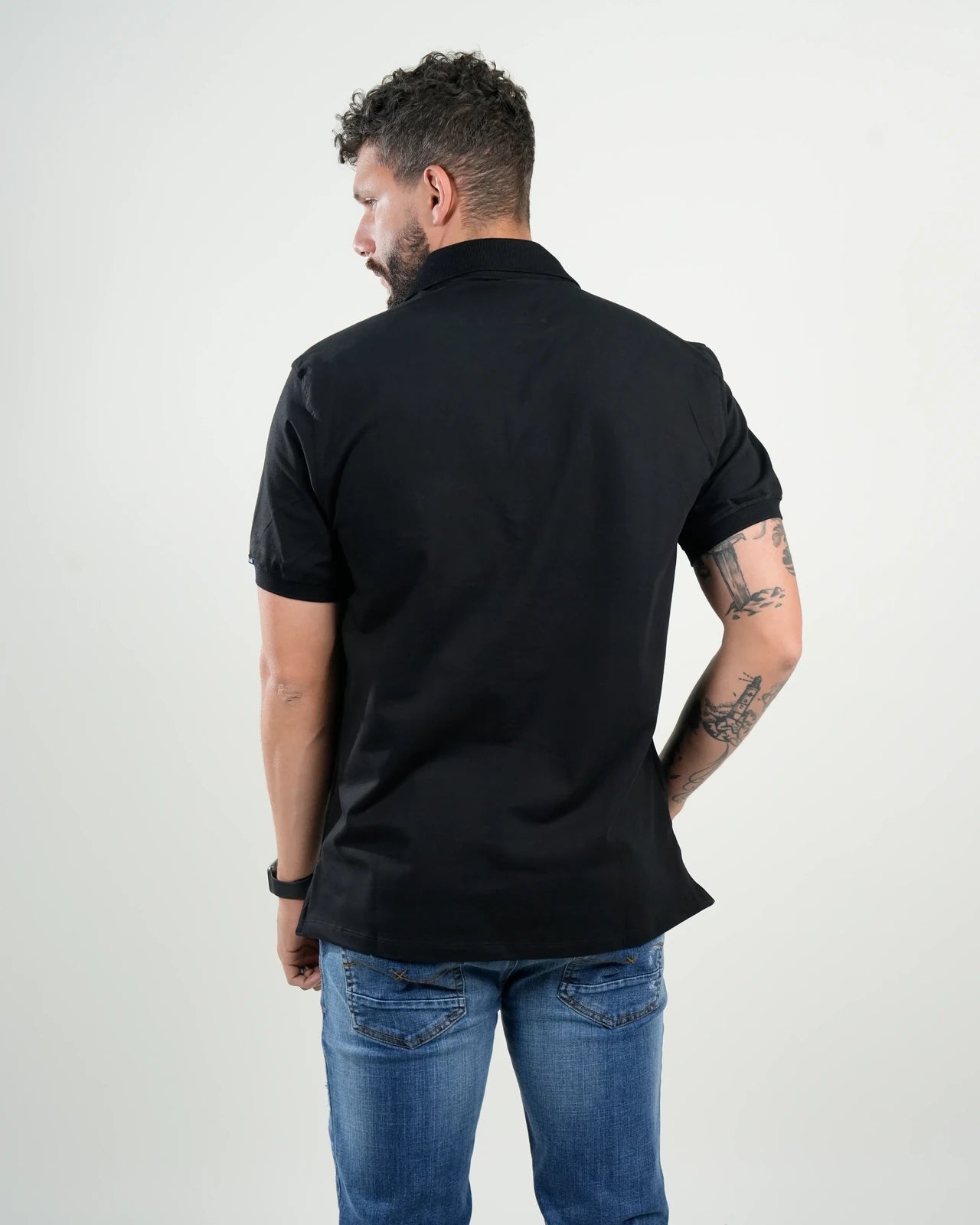 Polo para hombre en color negro – Ideal para look casual o semi formal
