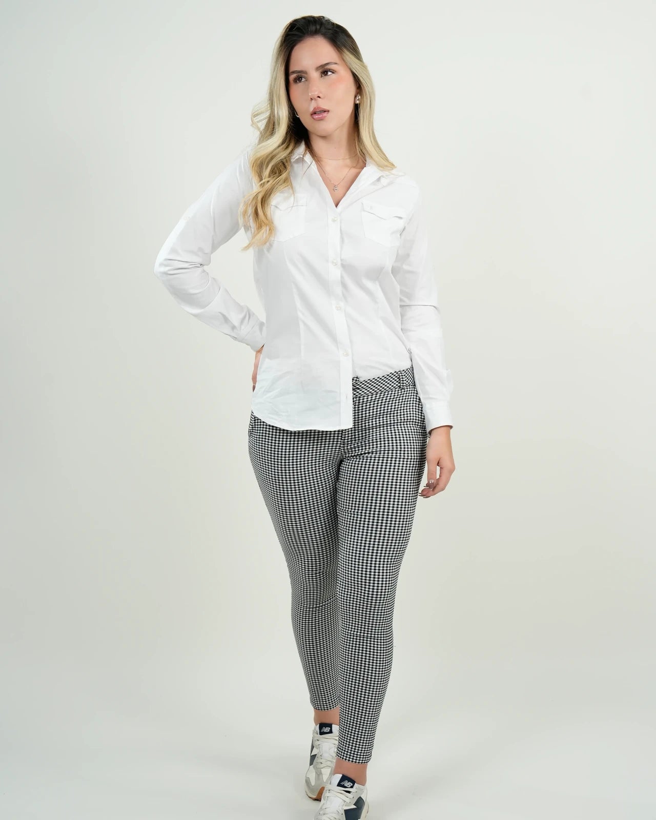 Blusa Blanca Clásica de Mujer