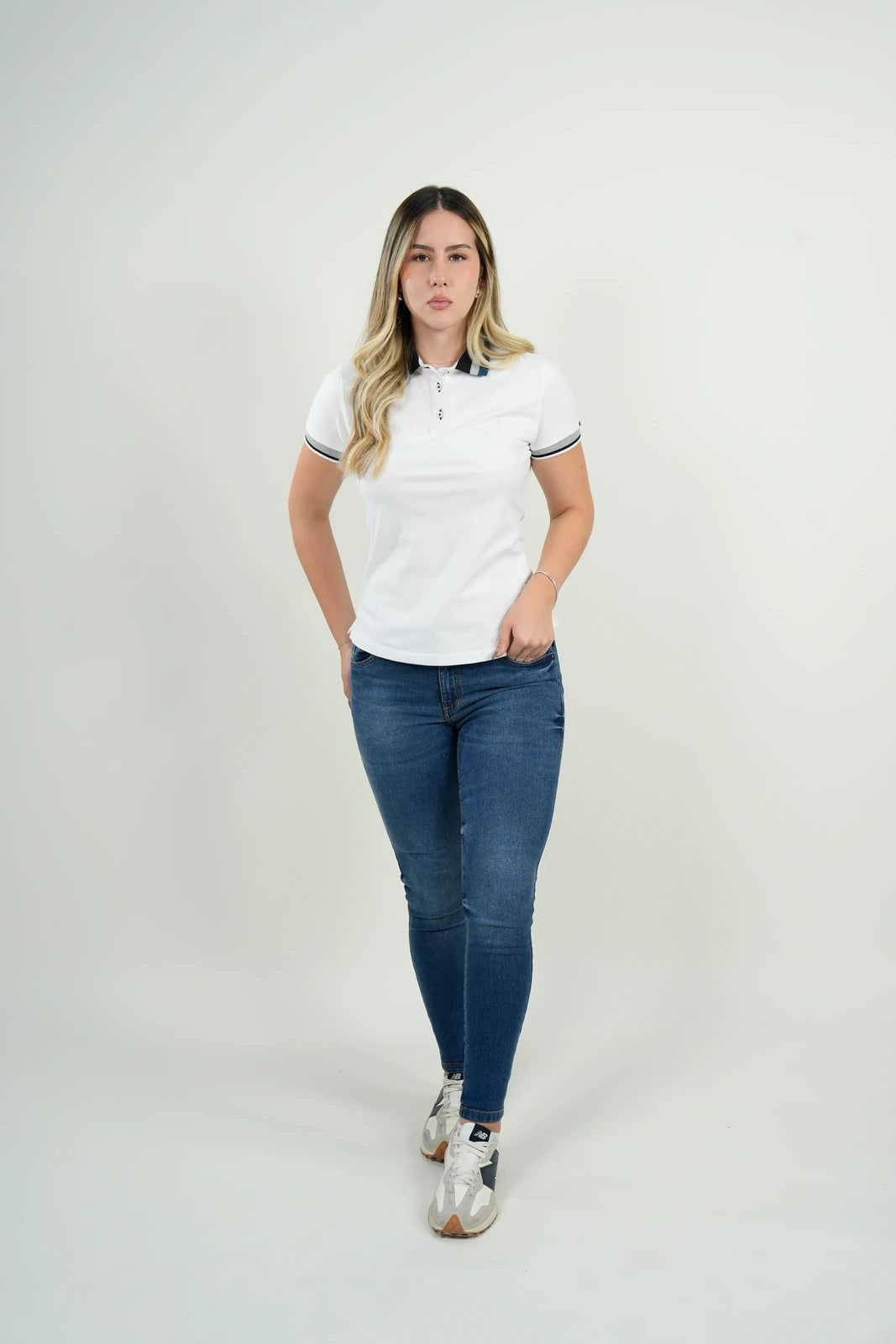 Polo Mujer Blanco con Detalles en Azul