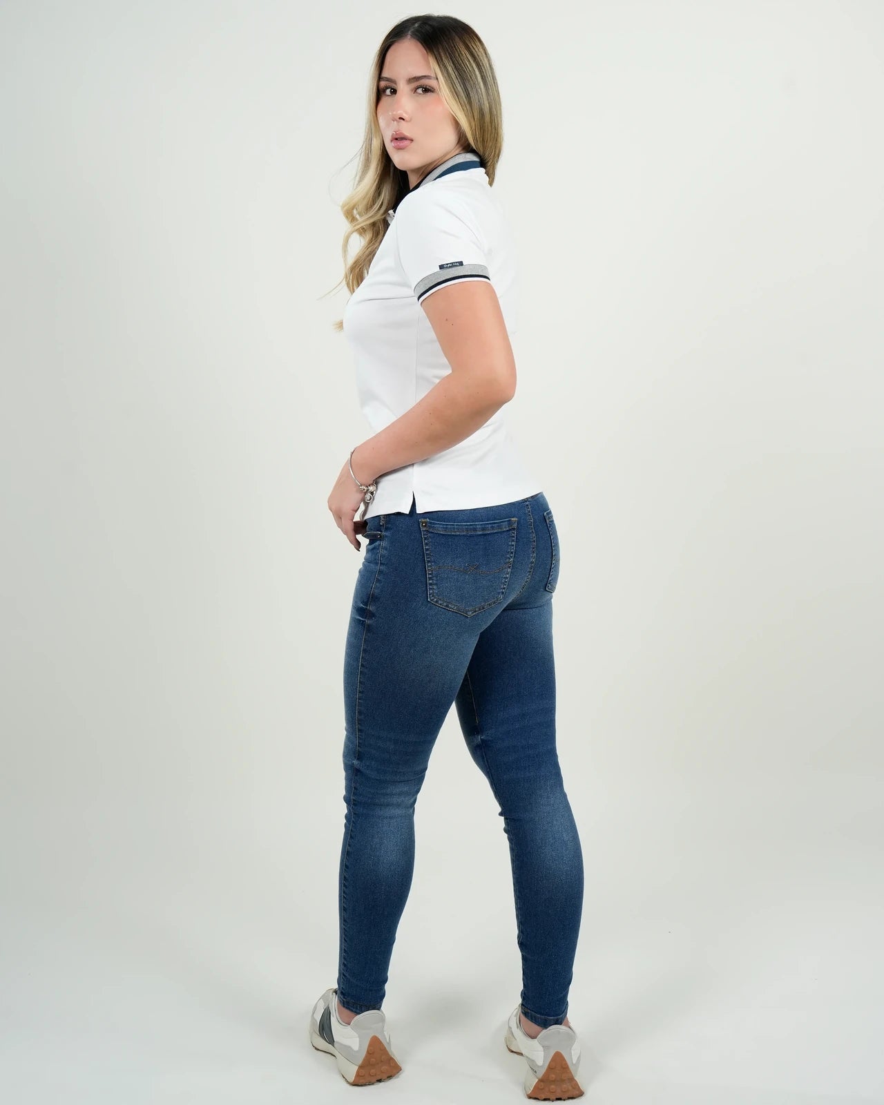 Polo Mujer Blanco con Detalles en Azul