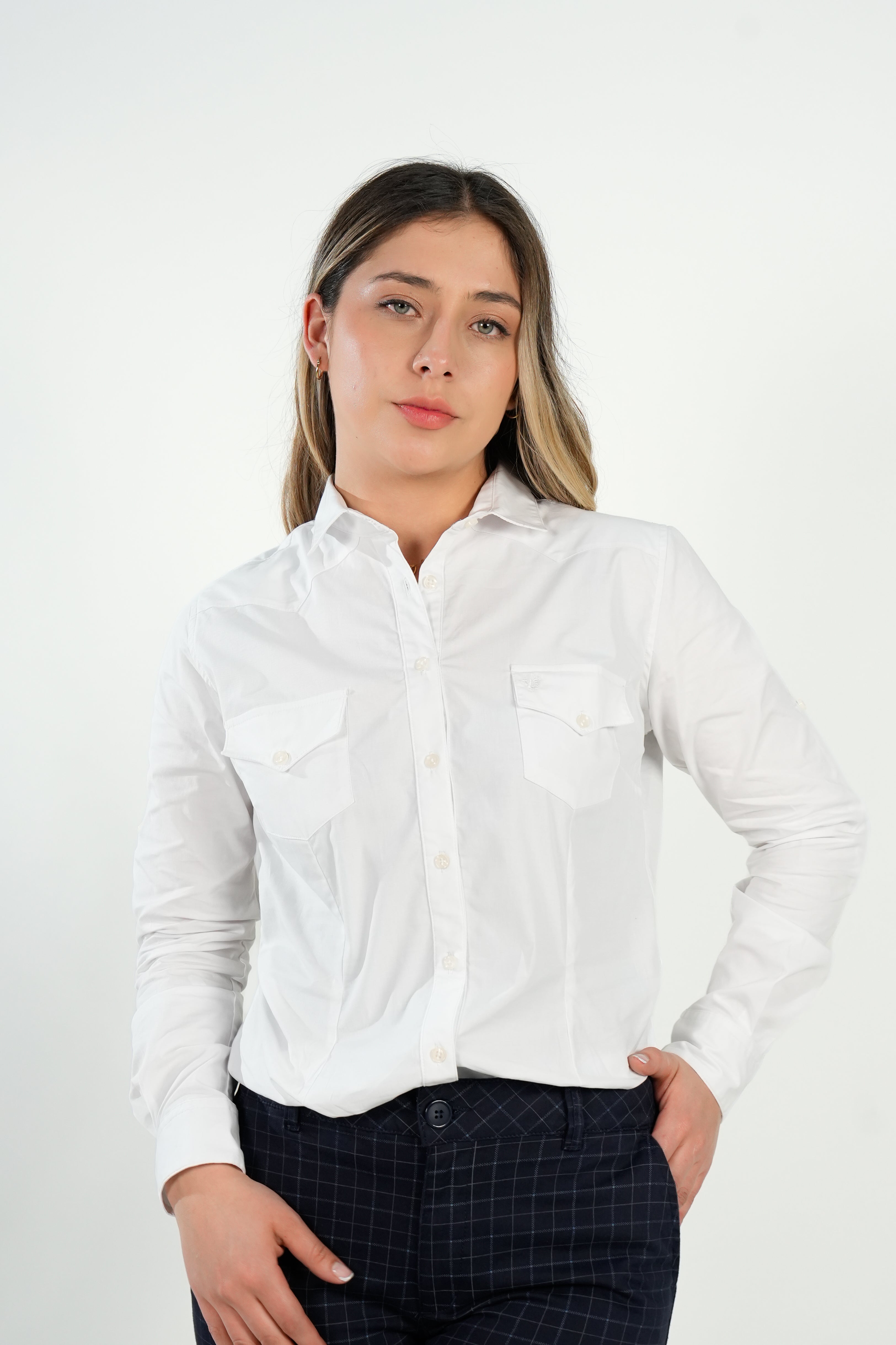 Camisa Blanca de Bolsillos
