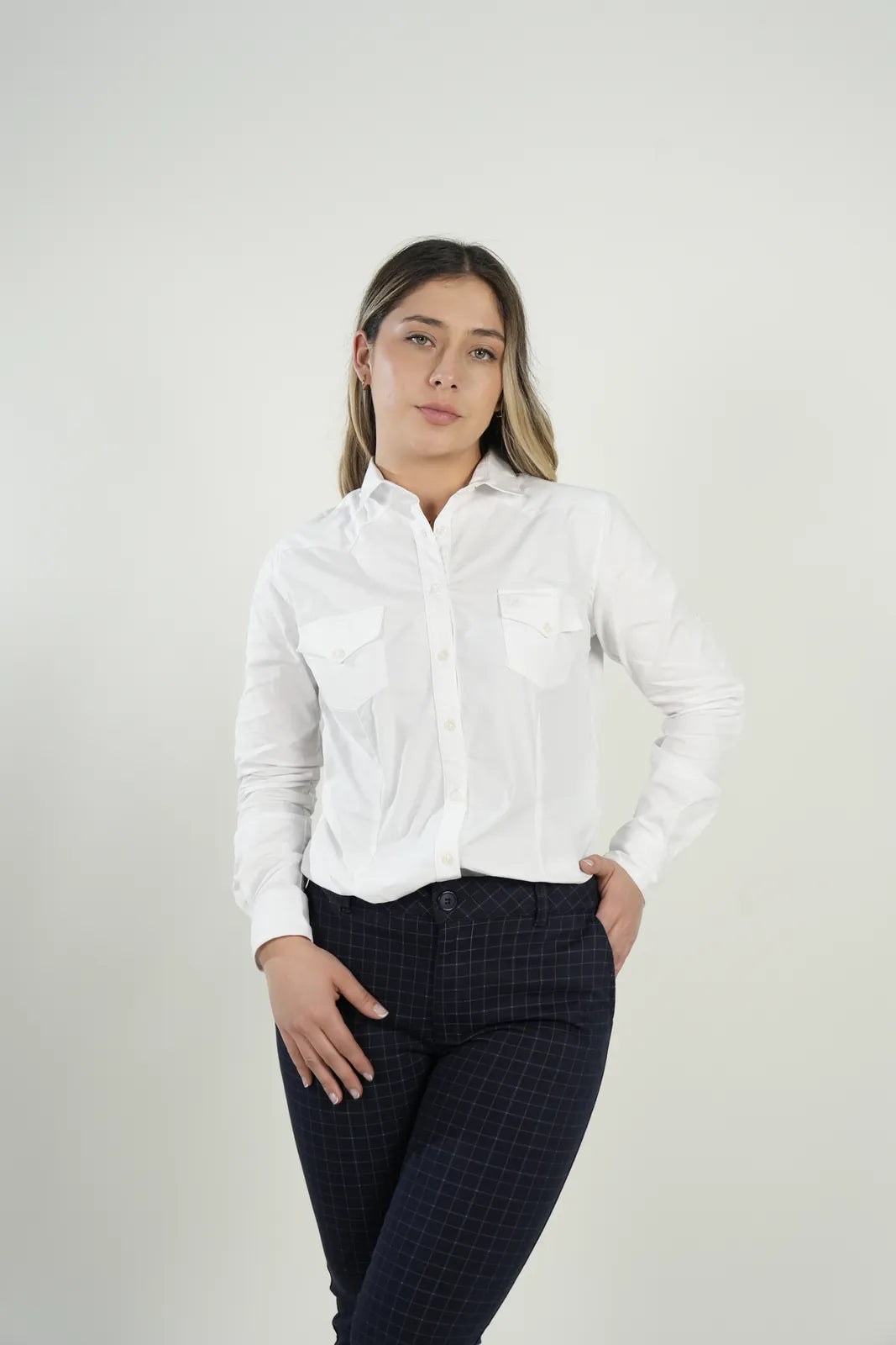 Camisa Blanca de Bolsillos