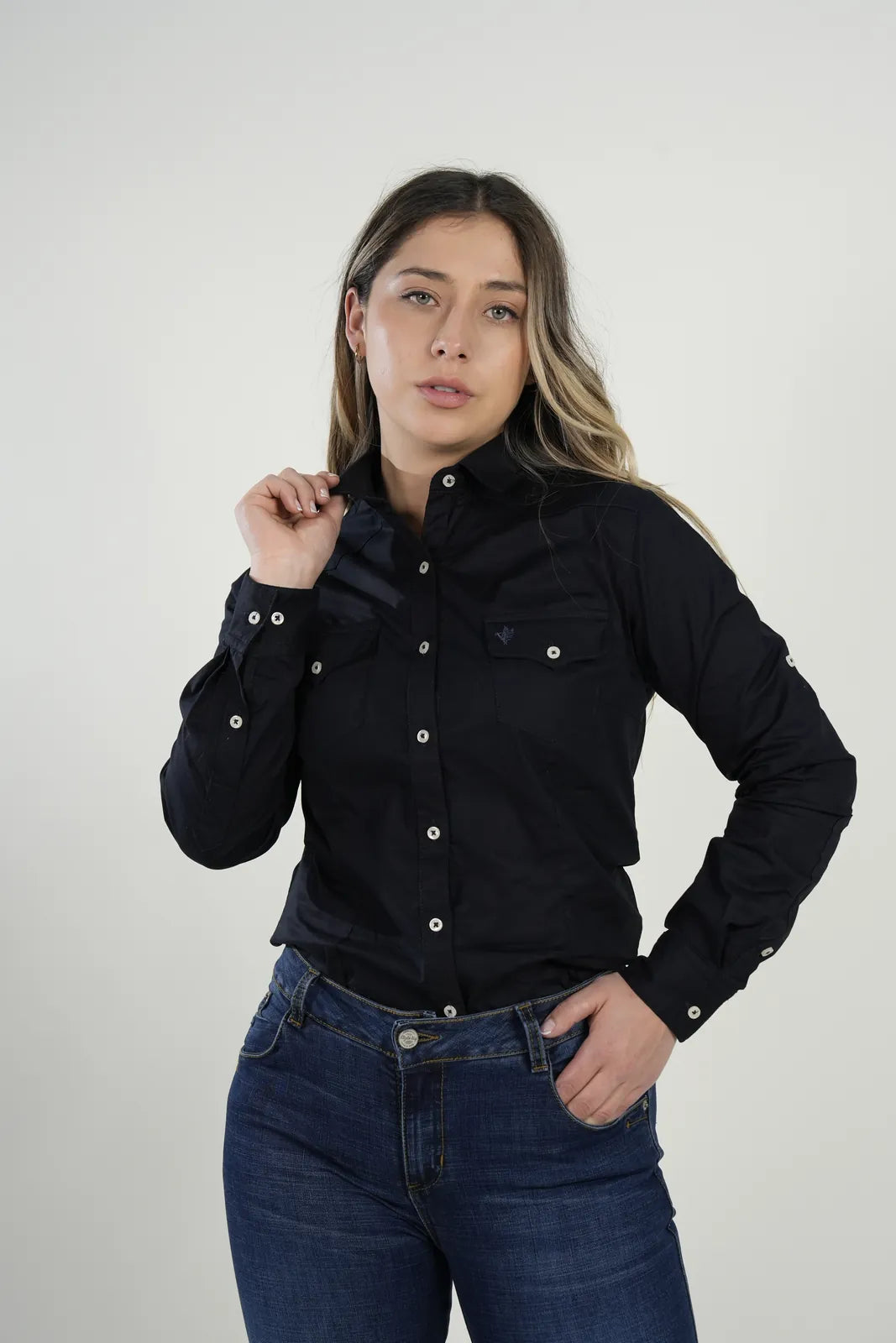 Camisa negra clásica